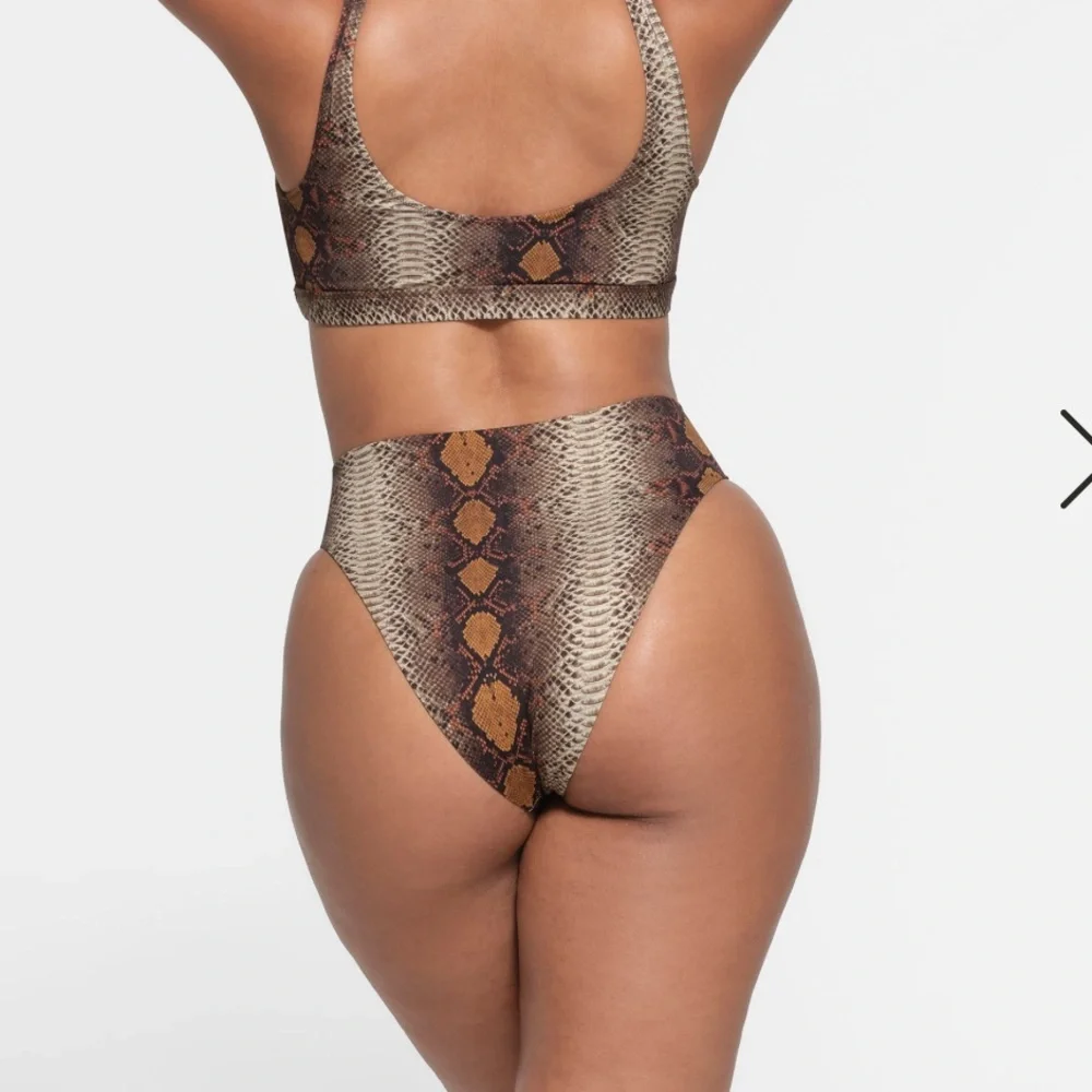 SKIMS SIGNATURE SWIM
MID WAIST BOTTOM - Picture 2 of 6